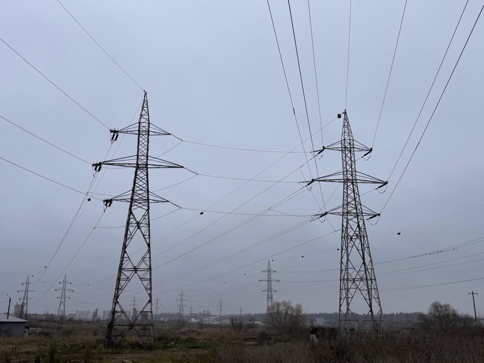 Lucrare de rețea electrică fotografiată în teren