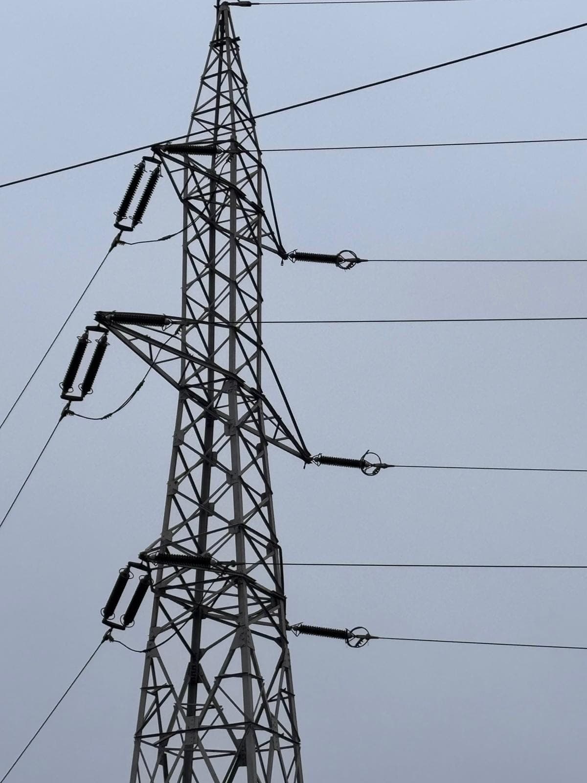 Lucrare de rețea electrică fotografiată în teren