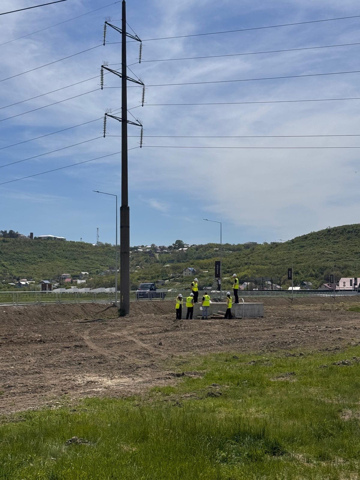 Lucrare de rețea electrică fotografiată în teren